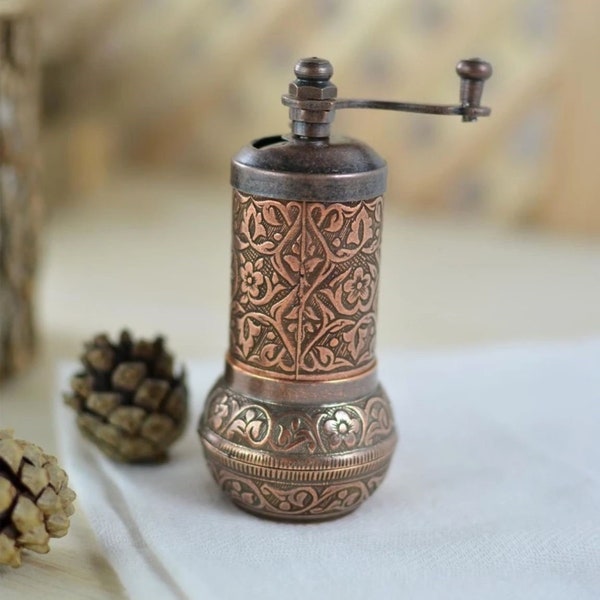 Manual Coffee Grinder, Pepper Mill, Copper Casting, Hand Mill, Authentic Products, Hand Engraved Copper, Spice Mill, Metal Hand Mill, Rustic