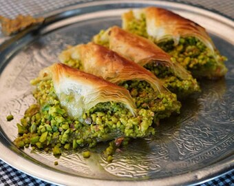 Şobiyet Baklava, Baklava turc fait à la main avec pistache à la crème, Dessert sucré naturel, Baklava au lait et sucre naturel, Dans une boîte en métal