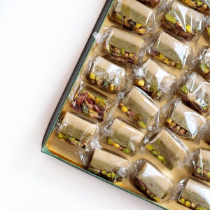 Arabic Baklawa, Almond Baklawa, Authentic Dessert, Almond Dessert, Syrian Baklava, Almond and Pistachio, Luxury Gift Box, 1,76 lbs - 800g