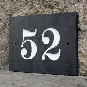 Placa con número de puerta de casa de pizarra natural grabada profunda, 16 x 12 cm, dígitos esmaltados en blanco, señal de dirección de carretera de piedra pulida negra