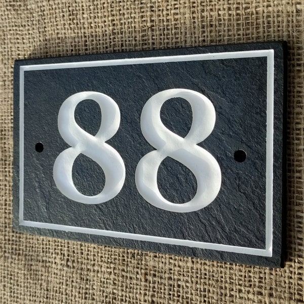 Hausnummernschild aus Schiefer, personalisiertes, tief graviertes Natursteinschild mit goldenem Emaille-Lackrahmen