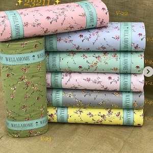 Pode incluir: Um conjunto de oito amostras de tecido com padrões florais. As amostras são de várias cores, incluindo rosa, azul, verde, cinza e amarelo. As amostras são etiquetadas com o texto "WELLAHOME" e um código, como "V-22" ou "V-37".