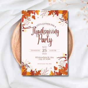 Puede incluir: Invitación a la fiesta de Acción de Gracias con fondo crema y borde de hojas de otoño. La invitación dice "Let's Gather for a Thanksgiving Party" con la fecha y hora: jueves 25 de noviembre de 2025 a las 18:00 horas. Se incluye información de RSVP.