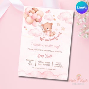 Może przedstawiać: Zaproszenie na baby shower z akwarelowym wzorem. Zaproszenie przedstawia misia trzymającego balony, chmury i gwiazdy. Tekst zawiera "We can bearly wait" oraz szczegóły wydarzenia ku czci Amy Scott.