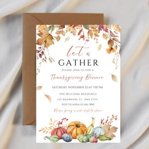 Op de afbeelding: Thanksgiving diner uitnodiging met aquarel illustraties van herfstbladeren en pompoenen. De uitnodiging luidt "Let's Gather" en bevat evenementdetails. Een bruine envelop is inbegrepen.