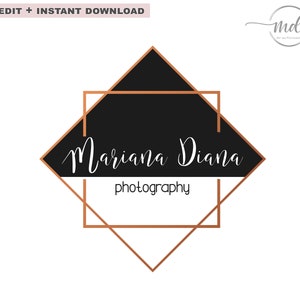 Puede incluir: Un dise&ntilde;o de logotipo con una forma de diamante negro con un marco geom&eacute;trico de color cobre. El texto "Mariana Diana photography" est&aacute; escrito en cursiva blanca dentro del diamante.