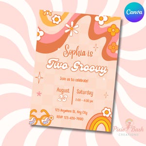 Puede incluir: Una invitación color melocotón con un diseño retro, con el texto "Sophia is Two Groovy". La invitación incluye detalles del evento: 23 de agosto, sábado, 2:00-4:00 pm, y un número de confirmación de asistencia. Elementos decorativos incluyen flores, estrellas y un arcoíris.