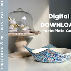 Könnte beinhalten: Ein blauer und weißer Pasta-Tellerschoner mit Blumenmuster. Der Schoner ist aus Stoff und hat eine weiße Schüssel im Inneren. Der Text "Digitaler DOWNLOAD Pasta-Tellerschoner" ist im Bild sichtbar.