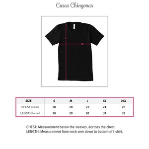 Puede incluir: Tabla de tallas para una camiseta con medidas en pulgadas para el pecho y la longitud. Las tallas incluyen S, M, L, XL y 2XL.