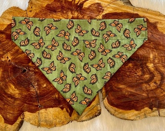 Groene vlinder hondenbandana, klik op of over de kraag
