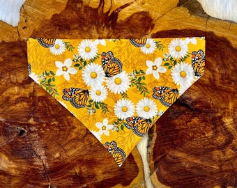 Butterfly Meadow Dog-bandana, klikbaar op of over de halsband
