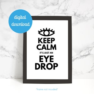 Puede incluir: Impresión enmarcada en negro con el texto "KEEP CALM IT'S JUST AN EYE DROP" en letras negras en negrita. Un gráfico de ojo estilizado está encima del texto. Un círculo azul con "descarga digital" está en la esquina superior izquierda.
