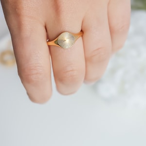 Sunburst Signet Ring, 18K Gold Plated, Wide Oval Shape, Dainty Band Gifts for Her Simple Casual Bild 3