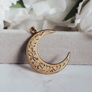 SHAHADA Crescent Moon Pendant Necklace Calligraphy 18-Karat Gold Plated Islamic Calligraphy Jewellery Meaningful Dainty, Eid Gifts