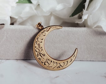 SHAHADA Crescent Moon Pendant Necklace Calligraphy 18-Karat Gold Plated Islamic Calligraphy Jewellery Meaningful Dainty, Eid Gifts