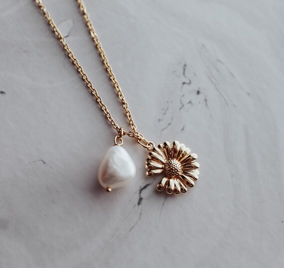 Daisy and Pearl Necklace 18-karat Gold 