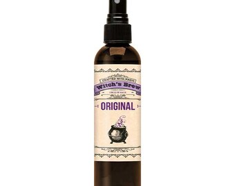 Peut inclure: Une bouteille de spray marron foncé avec une buse noire. L'étiquette indique "Witch's Brew ORIGINAL" avec une illustration de chaudron. La bouteille est conçue avec une esthétique vintage, avec des bordures et du texte décoratifs.