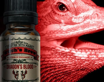 Puede incluir: Una pequeña botella de vidrio con una tapa negra y una etiqueta que dice "Witch's Brew - Power Up Your Magic - Dragon's Blood". La botella está delante de un lagarto rojo con la boca abierta.