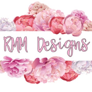 Könnte beinhalten: Ein florales Design mit rosa und weißen Pfingstrosen. Der Text "RMM Designs" ist in einer Schreibschrift gehalten und in der floralen Anordnung zentriert. Das Design befindet sich vor einem weißen Hintergrund.