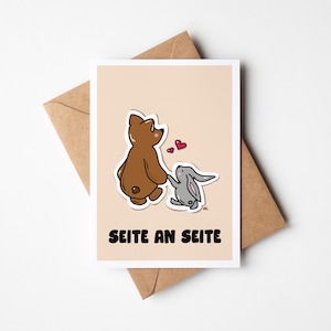 Postkarte Seite an Seite – süße Comic-Grußkarte mit Herzmotiv, A6 Karte für Freunde, Partner, Jahrestag, optional mit Kraftpapier-Umschlag