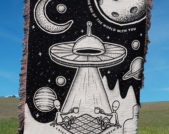 Personalized UFO Aliens Couple Woven Blanket Custom Spooky Couple Gifts Aliens Lovers Gifts Outer Space Planets Gifts Ideas for Couples