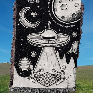 Personalized UFO Aliens Couple Woven Blanket Custom Spooky Couple Gifts Aliens Lovers Gifts Outer Space Planets Gifts Ideas for Couples
