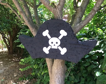 Zeerover met schatkist levensgroot - Van Dam Decoratie