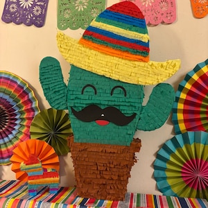 Kaktuspinata med mustasch och sombrero för mexikanska fester