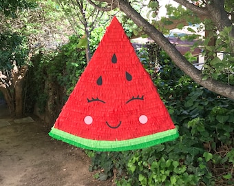 Handgemaakte watermeloenpinata – decoratie zomerfeest