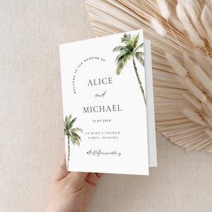 Op de afbeelding: Een witte huwelijksuitnodiging met illustraties van palmbomen. De tekst luidt "Welkom bij de bruiloft van Alice en Michael" met de datum en locatie: St. Mary's Church, Tampa, Florida. De hashtag #theWilliamswedding is ook opgenomen.
