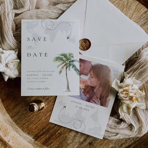 Può includere: Carta salva la data con tema tropicale. La carta presenta una palma, una mappa del mondo con una linea tratteggiata e un aereo. Il testo sulla carta recita "Save the Date" e "Saturday 27th August 2020". Sono inclusi anche i nomi Sophie e Henry, insieme alla località Sarasota, Florida.