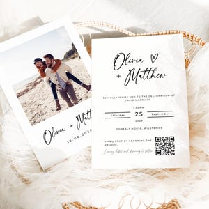 Peut inclure: Deux faire-part de mariage blancs avec du texte noir. L'un présente une photo d'un couple, l'autre comprend les détails de l'événement : "Olivia + Matthew", la date, l'heure et le lieu. Un code QR est également présent.