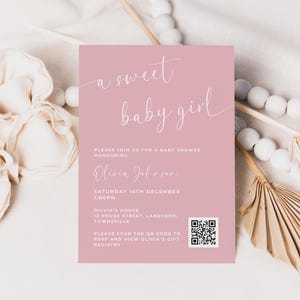 Babypartyeinladung mit QR-Code Rosa Babypartyeinladung Eine süße Baby-Geburtsparty-Einladung des rosa Babyparty-Registrierkarte