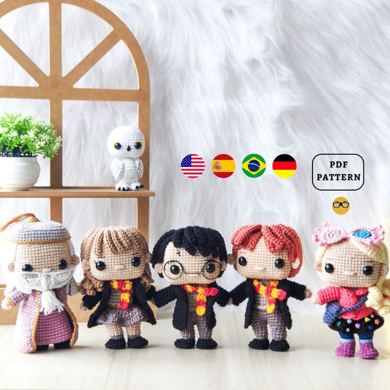 Może przedstawiać: Amigurumi zrobione na szydełku z postaciami z Harry'ego Pottera, w tym Harry, Ron, Hermiona, Dumbledore i Hedwiga sowa. Lalki są wykonane z przędzy w r&oacute;żnych kolorach, w tym czarnym, brązowym, czerwonym i białym. Lalki stoją na drewnianej p&oacute;łce z oknem za nimi. Obraz zawiera r&oacute;wnież znak z napisem "PDF PATTERN".