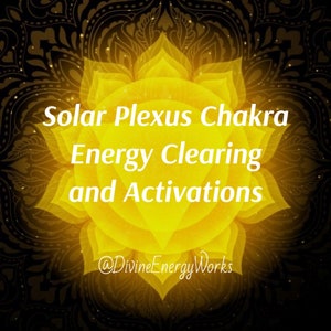 Puede incluir: Un gráfico amarillo del chakra del plexo solar con el texto "Solar Plexus Chakra Energy Clearing and Activations" y el nombre de usuario de las redes sociales "@DivineEnergyWorks".