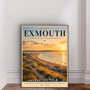 Puede incluir: Un póster de viaje rectangular con una vista al atardecer de Exmouth, Devon. El texto dice DEVON EXMOUTH, COASTAL BEAUTY, TIMELESS MEMORIES, GOLDEN BEACHES, WATERSIDE ADVENTURES & ENDLESS SUMMER DAYS, EST. 1858. La escena muestra una playa y el mar.