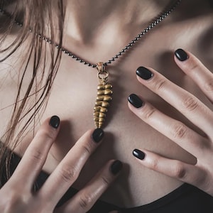 Colgante de cola de serpiente de cascabel de latón, joyería antiestrés, regalos para hombres y mujeres.