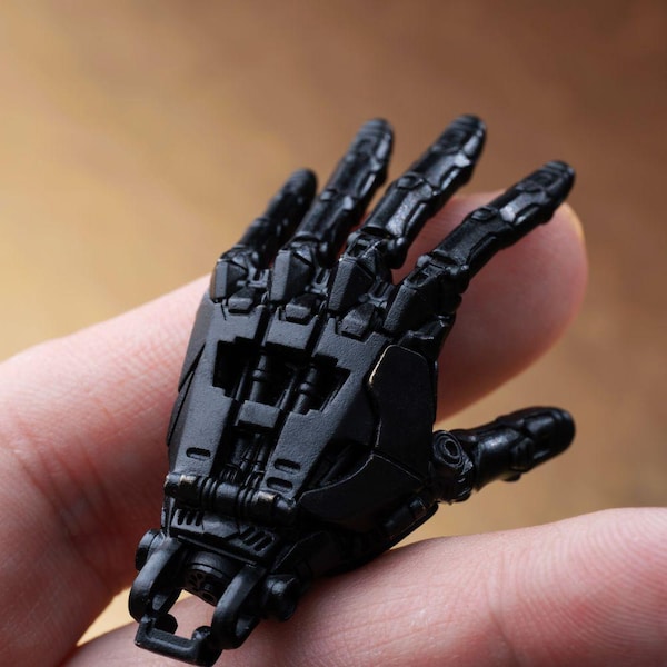 Colgante de mano mecánica ennegrecida, dedos metálicos móviles, joyería cyberpunk, regalos para amantes de las muñecas BJD.