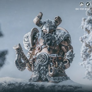 Puede incluir: Una figura en miniatura de un guerrero barbudo con casco de cuernos y armadura metálica con grabados intrincados. La figura sostiene un hacha grande y lleva un cinturón con una hebilla circular. El texto OC-Y01-B-01 es visible en la esquina.