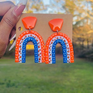 Handgemachte orange, weiße und blaue Spieltag Ohrringe aus Polymer Clay