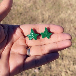 Rosa und Grün Inspirierte Efeu Ohrstecker – Rosa und Grüne Ton Ohrstecker mit Perlen – Handmade Soror Geschenk für Sie