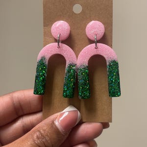 Rosa und grüne Ohrringe, AKA Jewelry Rosa und grüne Ton-Bolzen mit Perlen, und Soror Geschenk für sie gemacht
