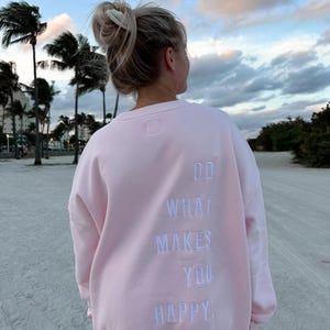 Moletom bordado rosa claro "Do What Makes You Happy"