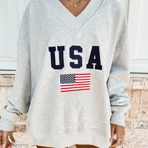 Sudadera con cuello en V bordada con la bandera de EE. UU., color gris tarde