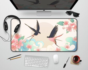 Elegante Japanische Schwalbe Schreibtischmatte: Rosa Kirschblüte Sakura Floral erweitertes Mauspad, Zen Sonne und Wolken künstlerische Bürodeko