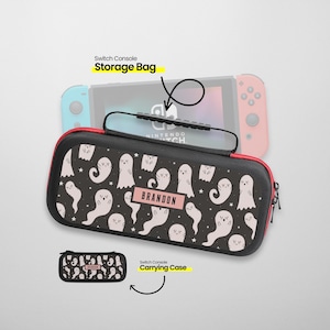 Puede incluir: Una funda de transporte negra y blanca para una consola Nintendo Switch. La funda tiene un patrón de fantasmas y el nombre "BRANDON" impreso en ella. La funda se muestra abierta con la consola dentro. La funda también se muestra cerrada con una cremallera.