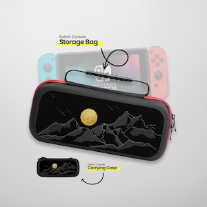 Pode incluir: Estojo de transporte preto para console Switch com um design de montanha e lua. O estojo tem um zíper e uma alça. O estojo está etiquetado como "Switch Console Storage Bag". Um estojo de transporte preto menor para console Switch é mostrado abaixo, etiquetado como "Switch Console Carrying Case".