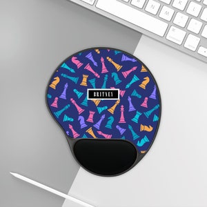 Alfombrilla de ratón personalizada Regalo de tema de ajedrez Bonito conjunto de piezas en colores pastel Patrón de arte Nombre personalizado con reposamuñecas acolchado Soporte ergonómico