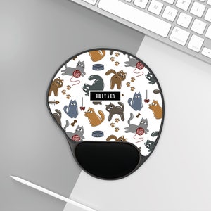 Tapis de souris pour amoureux des chats avec repose-poignets rembourré, soutien ergonomique, mignon chaton drôle, motif rétro, art personnalisé, nom personnalisé, cadeau d'anniversaire