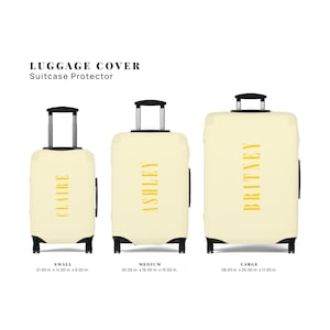 Könnte beinhalten: Drei Gepäckhüllen in verschiedenen Größen: klein, mittel und groß. Die Hüllen sind hellgelb mit einem schwarzen Griff und Rädern. Jede Hülle trägt einen Namen in gelben Buchstaben: Claire, Ashley und Britney. Die Hüllen sind 21 x 14 x 9 Zoll, 25 x 16 x 10 Zoll und 28 x 20 x 11 Zoll groß.